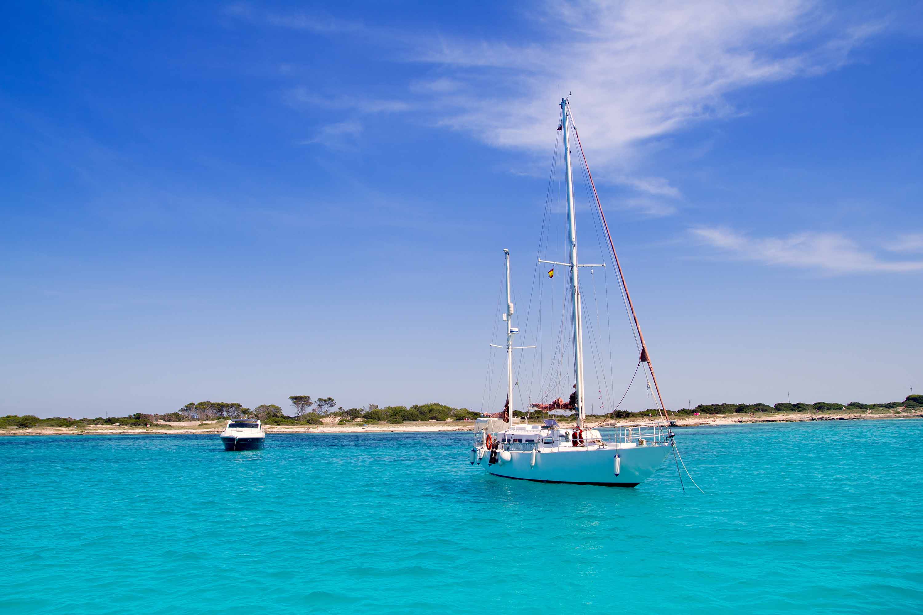Formentera desde un velero: la experiencia que transformará tu viaje